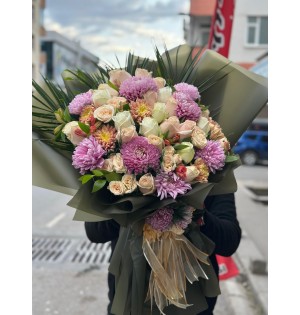 Beyaz güllü karışık ithal çiçek